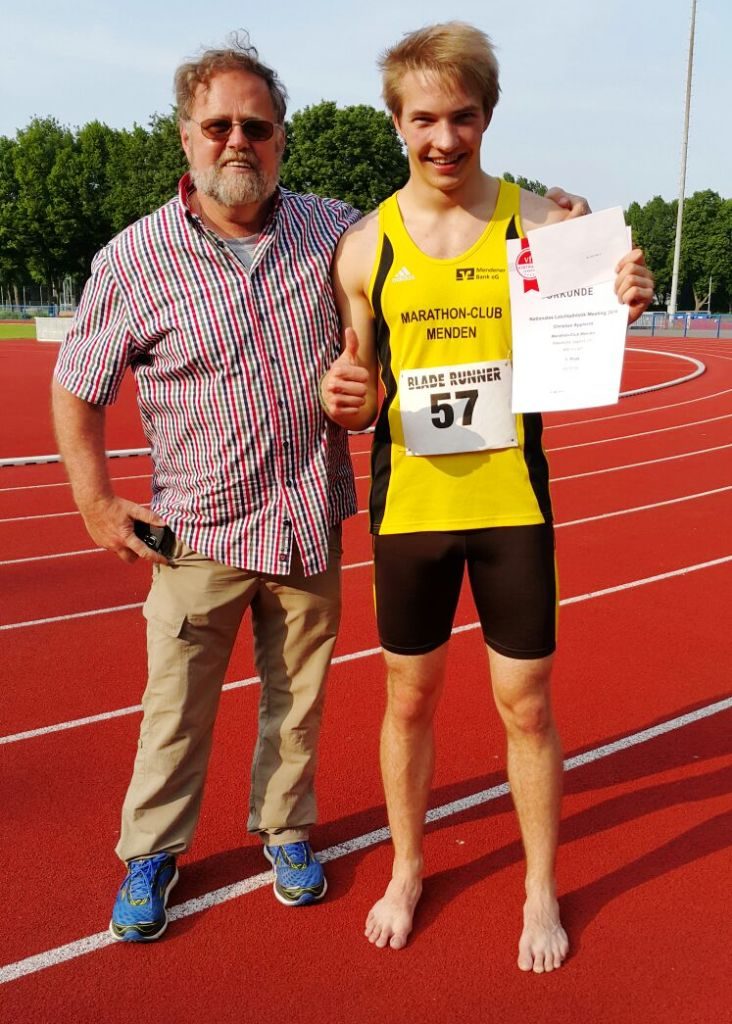 Trainer Hans-Jürgen Kasselmann mit seinem Schützling Christian Apprecht unmittelbar nach den 400 Metern von Hannover